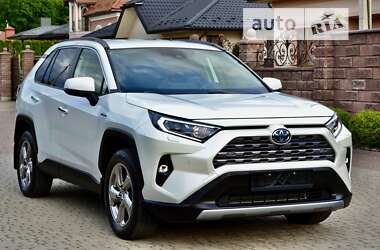 Внедорожник / Кроссовер Toyota RAV4 2019 в Ровно