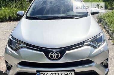 Внедорожник / Кроссовер Toyota RAV4 2016 в Ровно