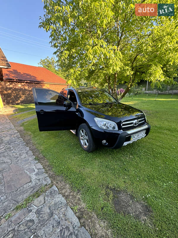 Позашляховик / Кросовер Toyota RAV4 2008 в 
