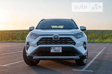 Внедорожник / Кроссовер Toyota RAV4 2019 в Ровно