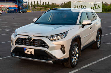 Внедорожник / Кроссовер Toyota RAV4 2019 в Ровно