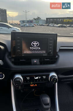Внедорожник / Кроссовер Toyota RAV4 2021 в 