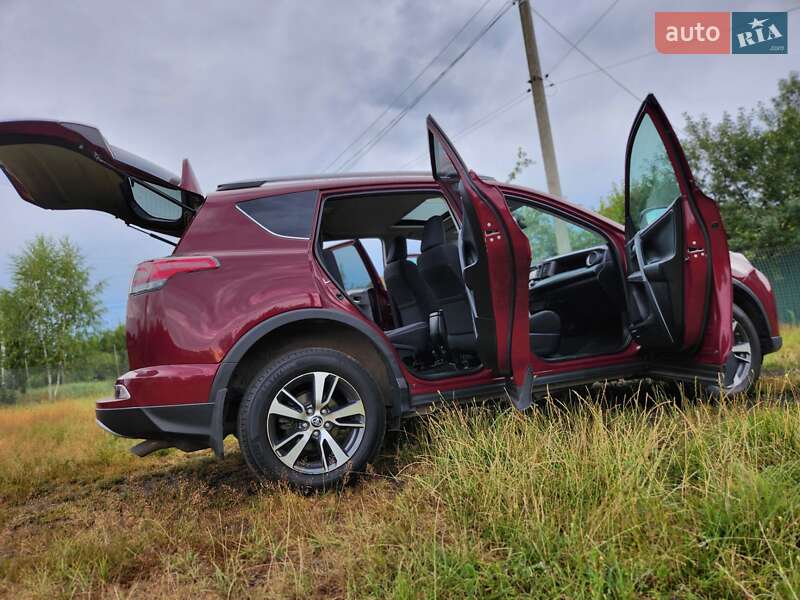 Внедорожник / Кроссовер Toyota RAV4 2017 в Шептицькому