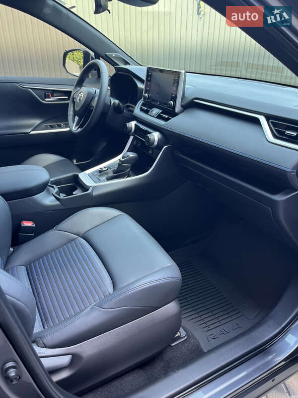 Внедорожник / Кроссовер Toyota RAV4 2021 в Львове