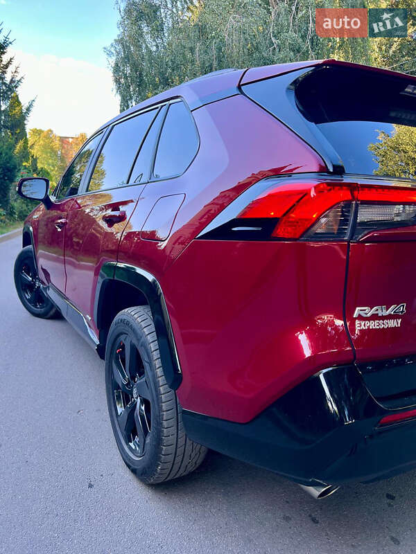 Позашляховик / Кросовер Toyota RAV4 2021 в Фастові