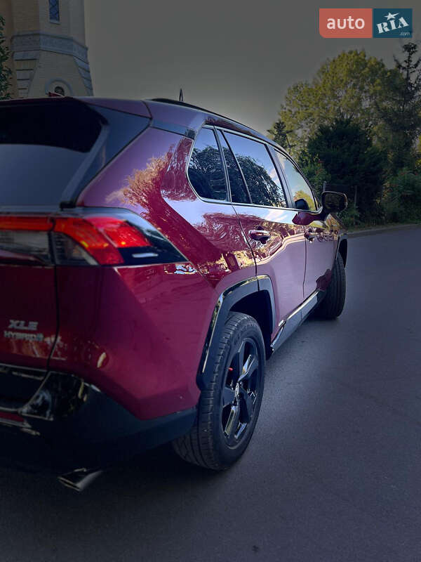 Позашляховик / Кросовер Toyota RAV4 2021 в Фастові