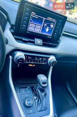 Внедорожник / Кроссовер Toyota RAV4 2021 в 
