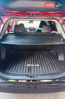 Внедорожник / Кроссовер Toyota RAV4 2021 в 