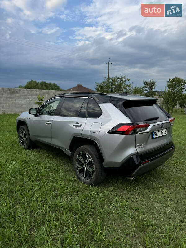 Внедорожник / Кроссовер Toyota RAV4 2021 в Ровно