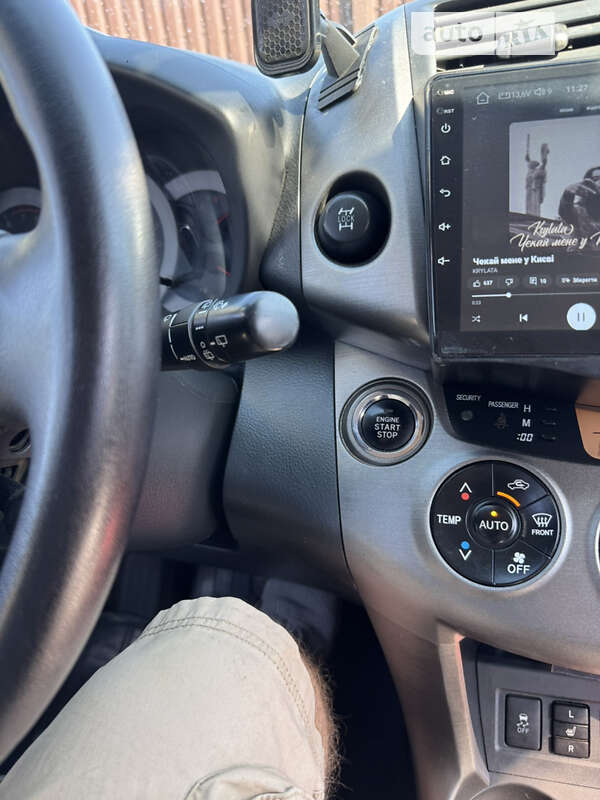 Позашляховик / Кросовер Toyota RAV4 2010 в Мені