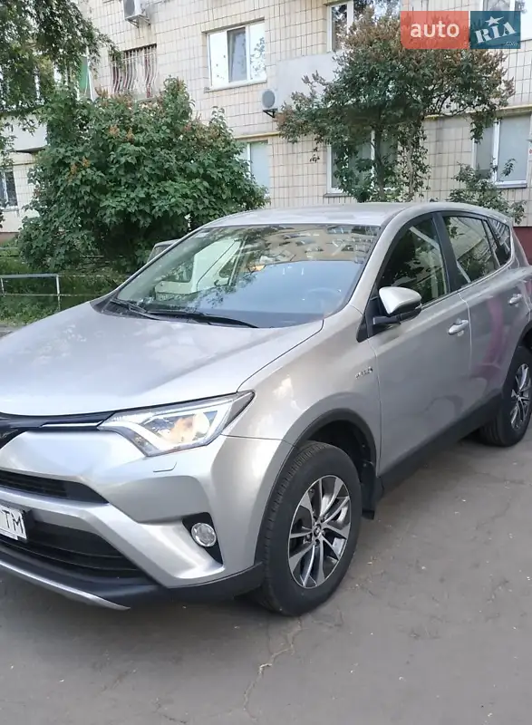 Позашляховик / Кросовер Toyota RAV4 2018 в 