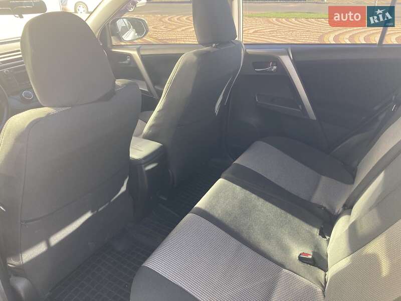 Внедорожник / Кроссовер Toyota RAV4 2016 в 