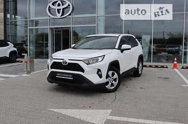 Позашляховик / Кросовер Toyota RAV4 2020 в Рівному