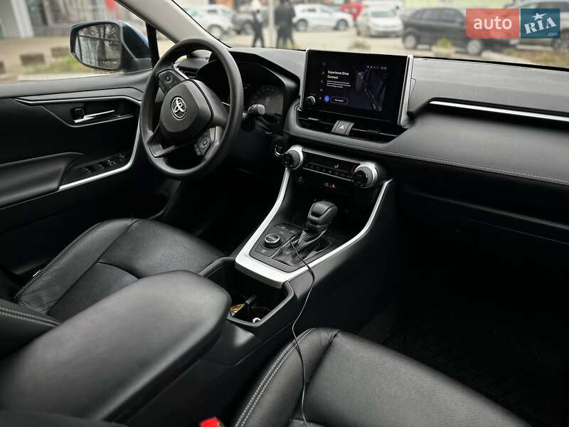 Позашляховик / Кросовер Toyota RAV4 2023 в Чернівцях