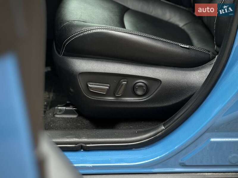 Позашляховик / Кросовер Toyota RAV4 2023 в Чернівцях