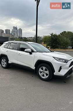 Внедорожник / Кроссовер Toyota RAV4 2020 в Киеве