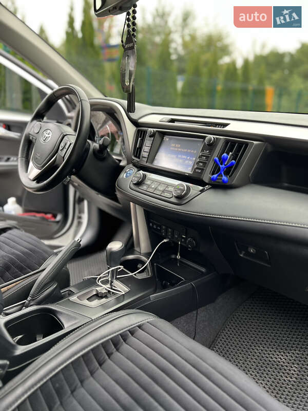 Внедорожник / Кроссовер Toyota RAV4 2017 в Киеве