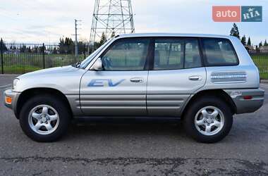 Внедорожник / Кроссовер Toyota RAV4 2001 в 