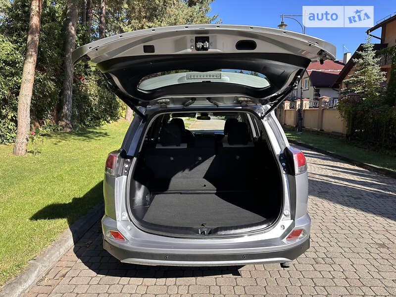 Внедорожник / Кроссовер Toyota RAV4 2017 в Львове