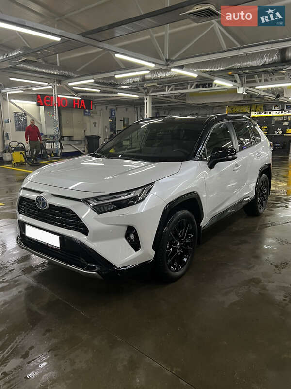 Внедорожник / Кроссовер Toyota RAV4 2023 в Черновцах