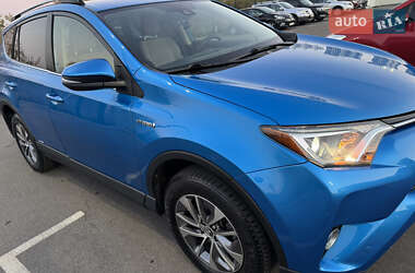 Внедорожник / Кроссовер Toyota RAV4 2018 в 