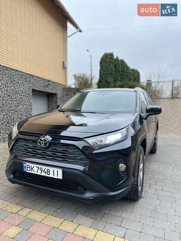 Позашляховик / Кросовер Toyota RAV4 2018 в Дубні