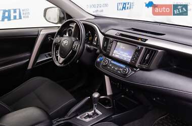 Внедорожник / Кроссовер Toyota RAV4 2017 в 