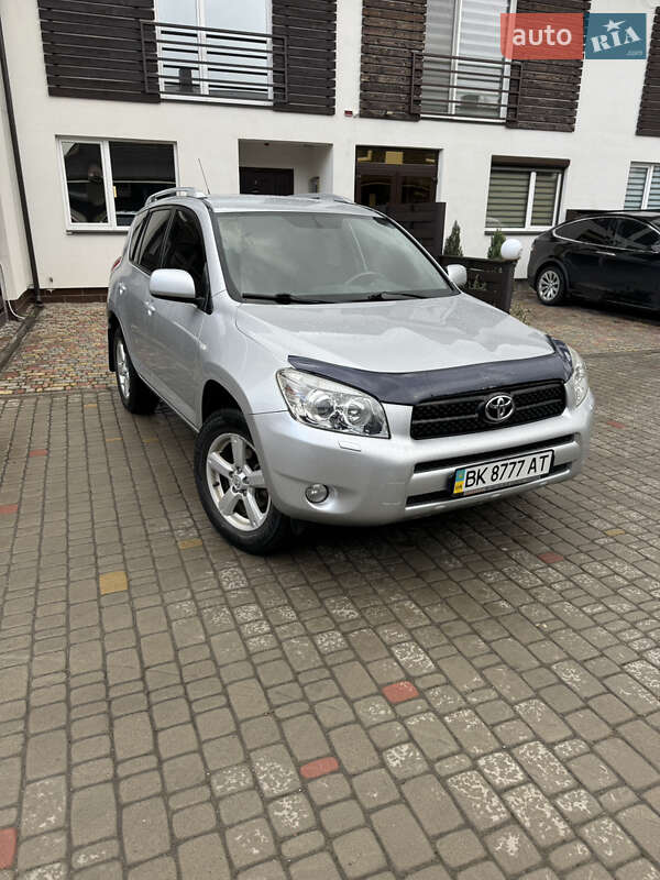 Позашляховик / Кросовер Toyota RAV4 2007 в Рівному