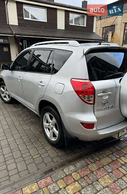 Позашляховик / Кросовер Toyota RAV4 2007 в Рівному