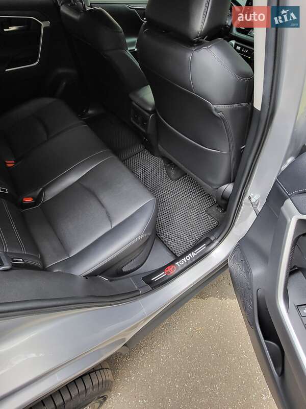 Внедорожник / Кроссовер Toyota RAV4 2021 в Чернигове