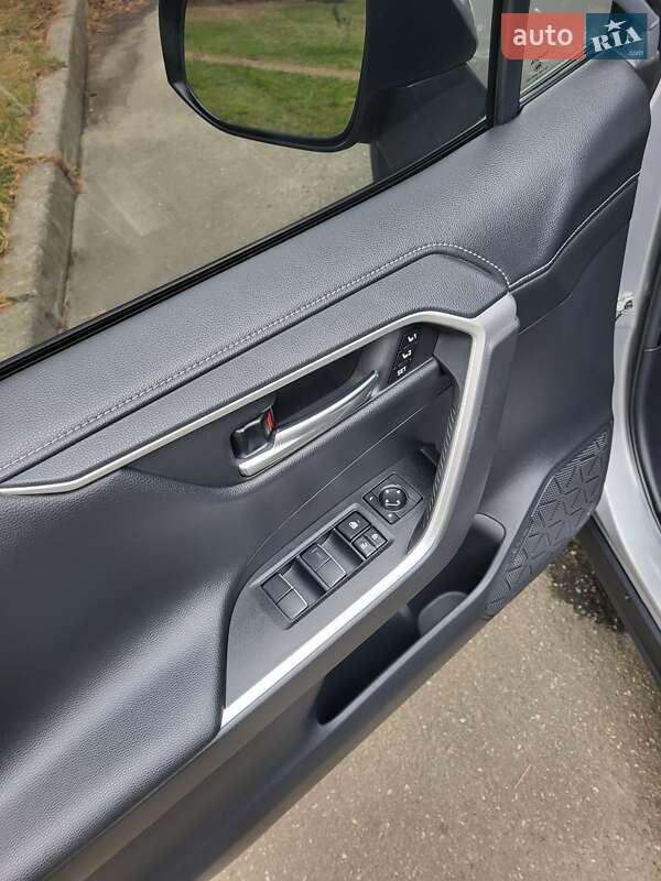 Внедорожник / Кроссовер Toyota RAV4 2021 в Чернигове