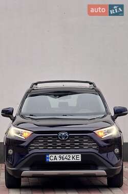 Внедорожник / Кроссовер Toyota RAV4 2021 в 