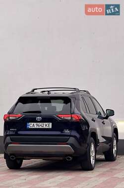 Внедорожник / Кроссовер Toyota RAV4 2021 в 
