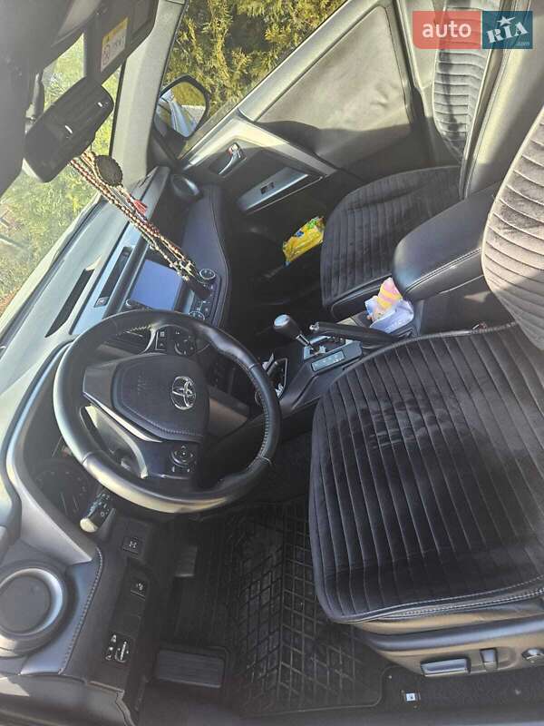 Внедорожник / Кроссовер Toyota RAV4 2017 в Ужгороде