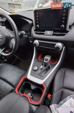 Внедорожник / Кроссовер Toyota RAV4 2021 в 