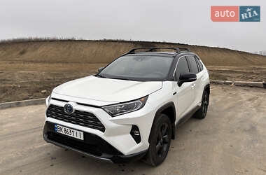 Позашляховик / Кросовер Toyota RAV4 2021 в Рівному