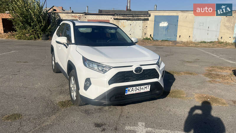 Позашляховик / Кросовер Toyota RAV4 2020 в Полтаві