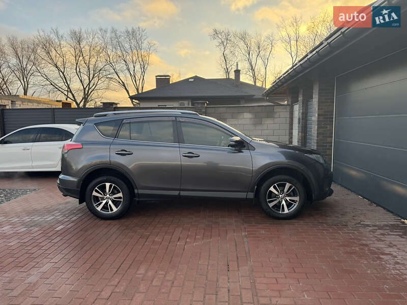 Позашляховик / Кросовер Toyota RAV4 2017 в Чернігові