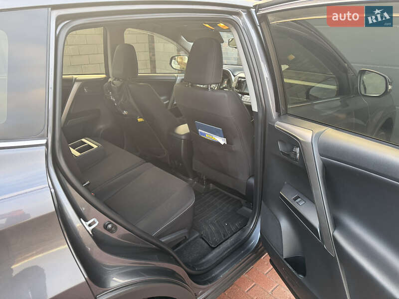 Позашляховик / Кросовер Toyota RAV4 2017 в Чернігові