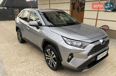 Внедорожник / Кроссовер Toyota RAV4 2020 в Хусте