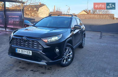 Позашляховик / Кросовер Toyota RAV4 2021 в Рівному