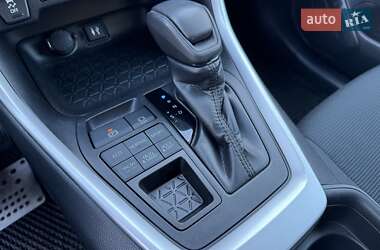 Внедорожник / Кроссовер Toyota RAV4 2019 в 