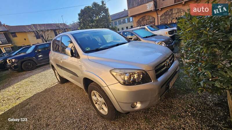 Позашляховик / Кросовер Toyota RAV4 2006 в Чернівцях