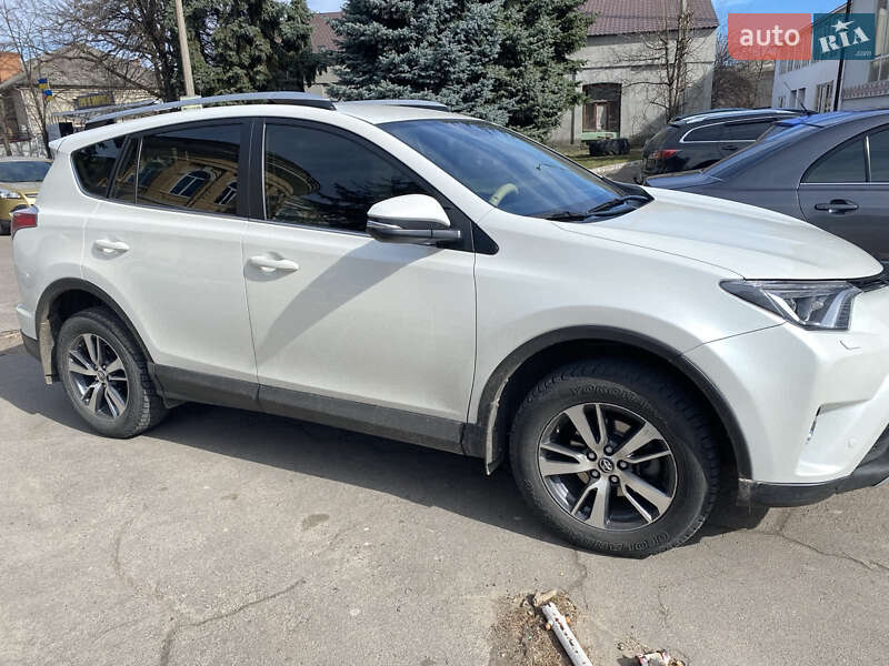 Позашляховик / Кросовер Toyota RAV4 2015 в Первомайську