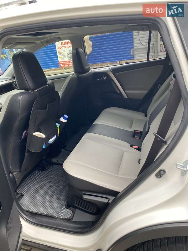 Позашляховик / Кросовер Toyota RAV4 2018 в Долині