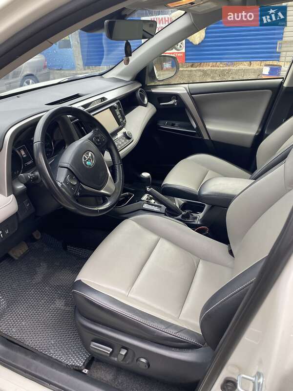 Позашляховик / Кросовер Toyota RAV4 2018 в Долині