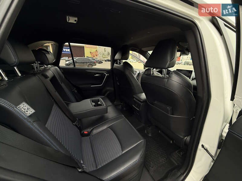 Позашляховик / Кросовер Toyota RAV4 2020 в Сумах