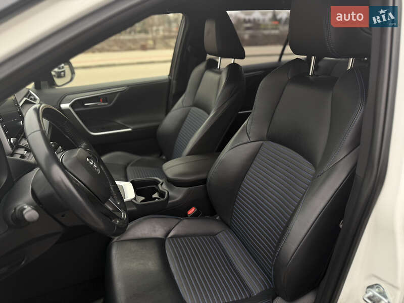 Позашляховик / Кросовер Toyota RAV4 2020 в Сумах
