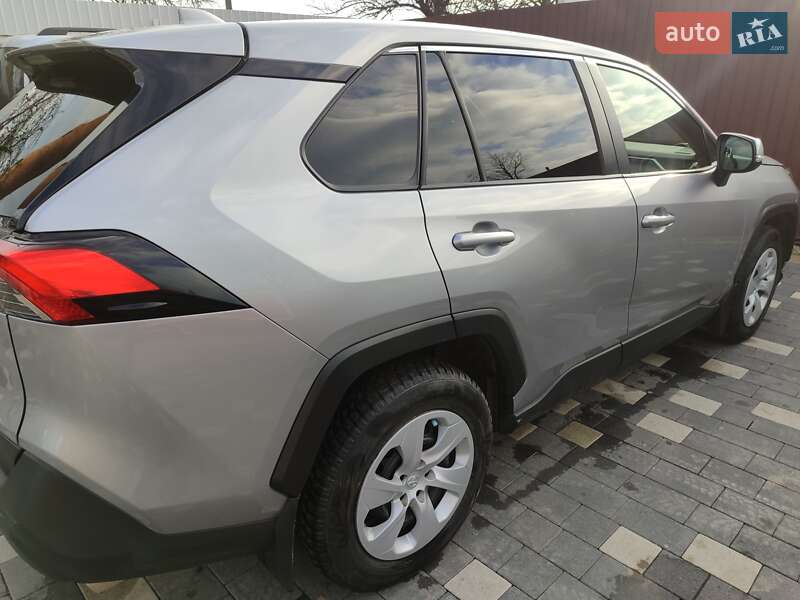 Внедорожник / Кроссовер Toyota RAV4 2019 в Бучаче