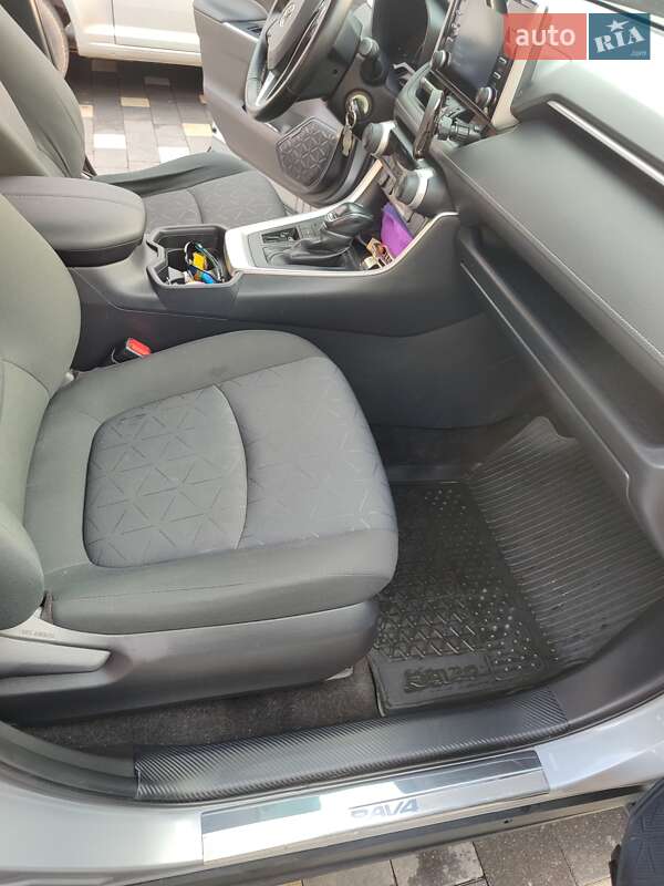 Внедорожник / Кроссовер Toyota RAV4 2019 в Бучаче